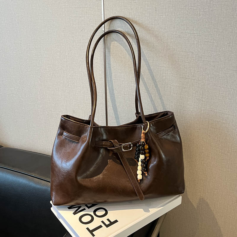 Glossy coffee color with pendant