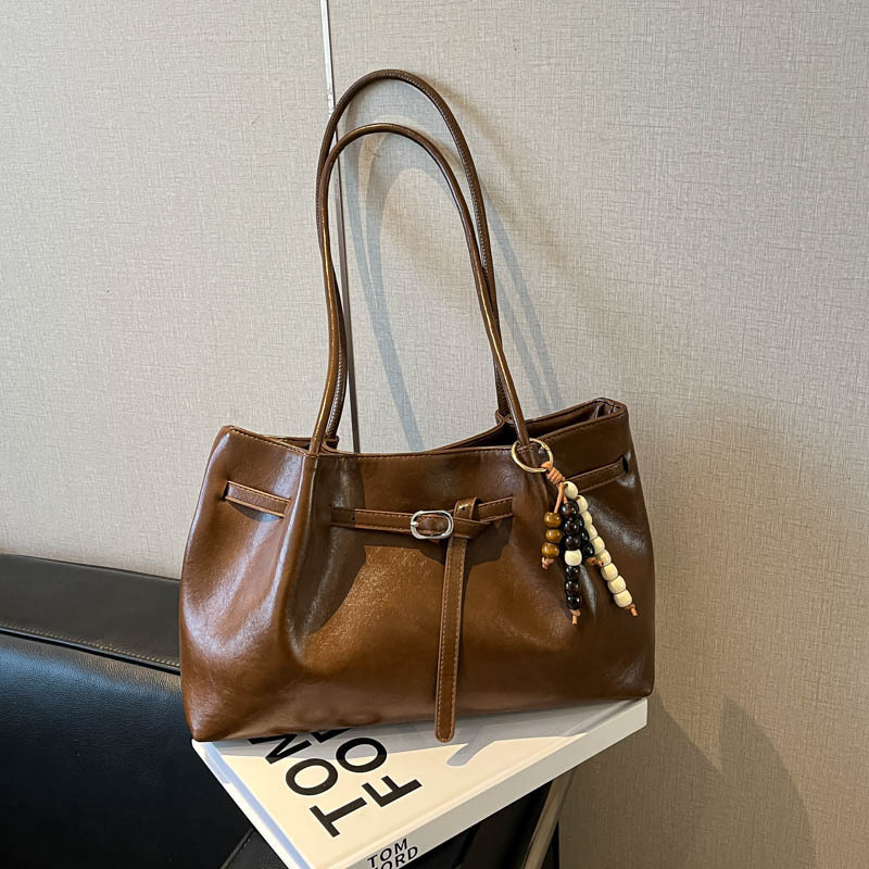 Glossy brown with pendant