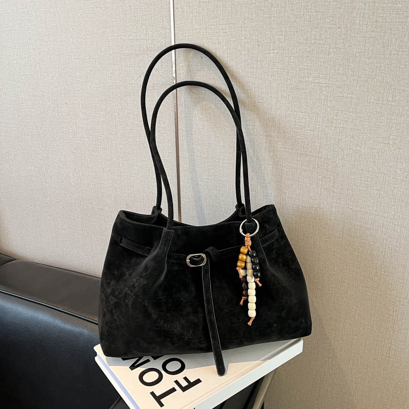 Suede black with pendant