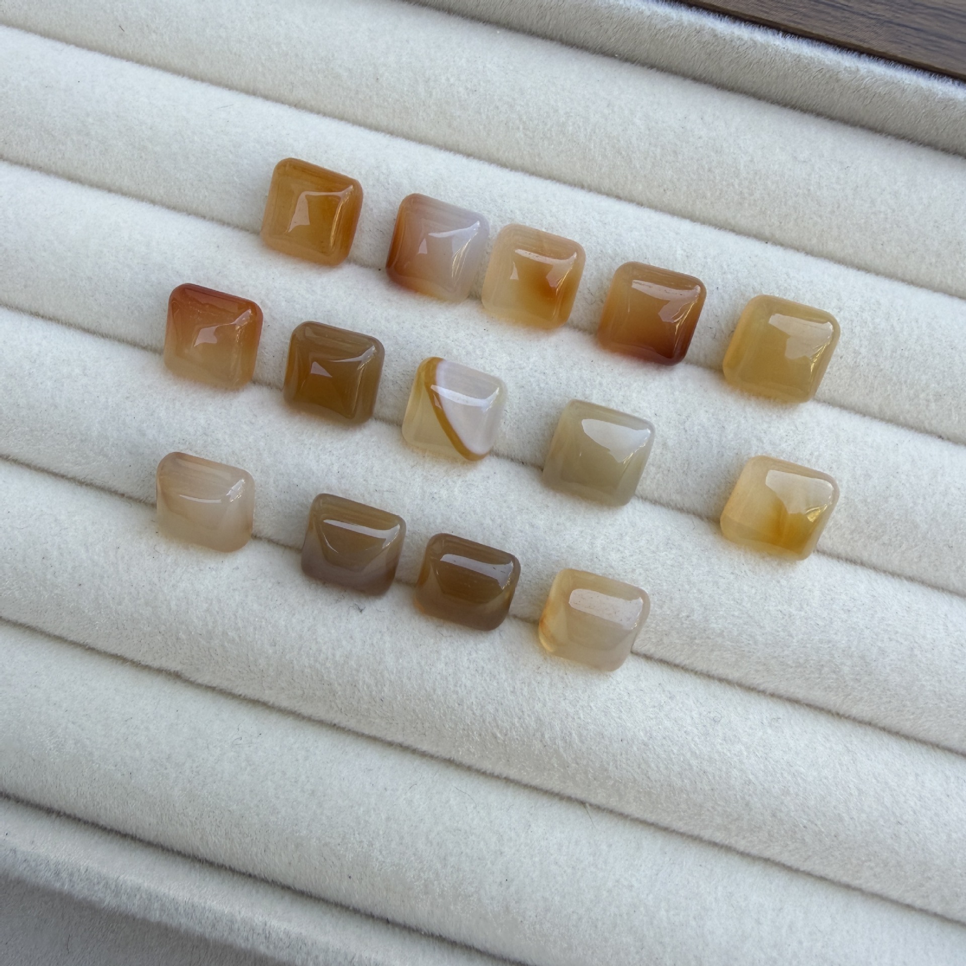 Light-colored agate 10mm