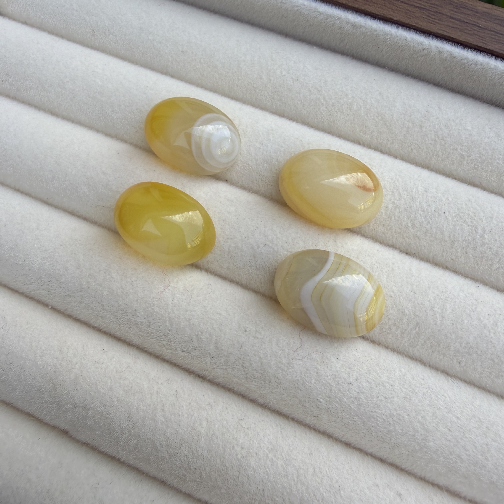 35:Yellow-striped agate