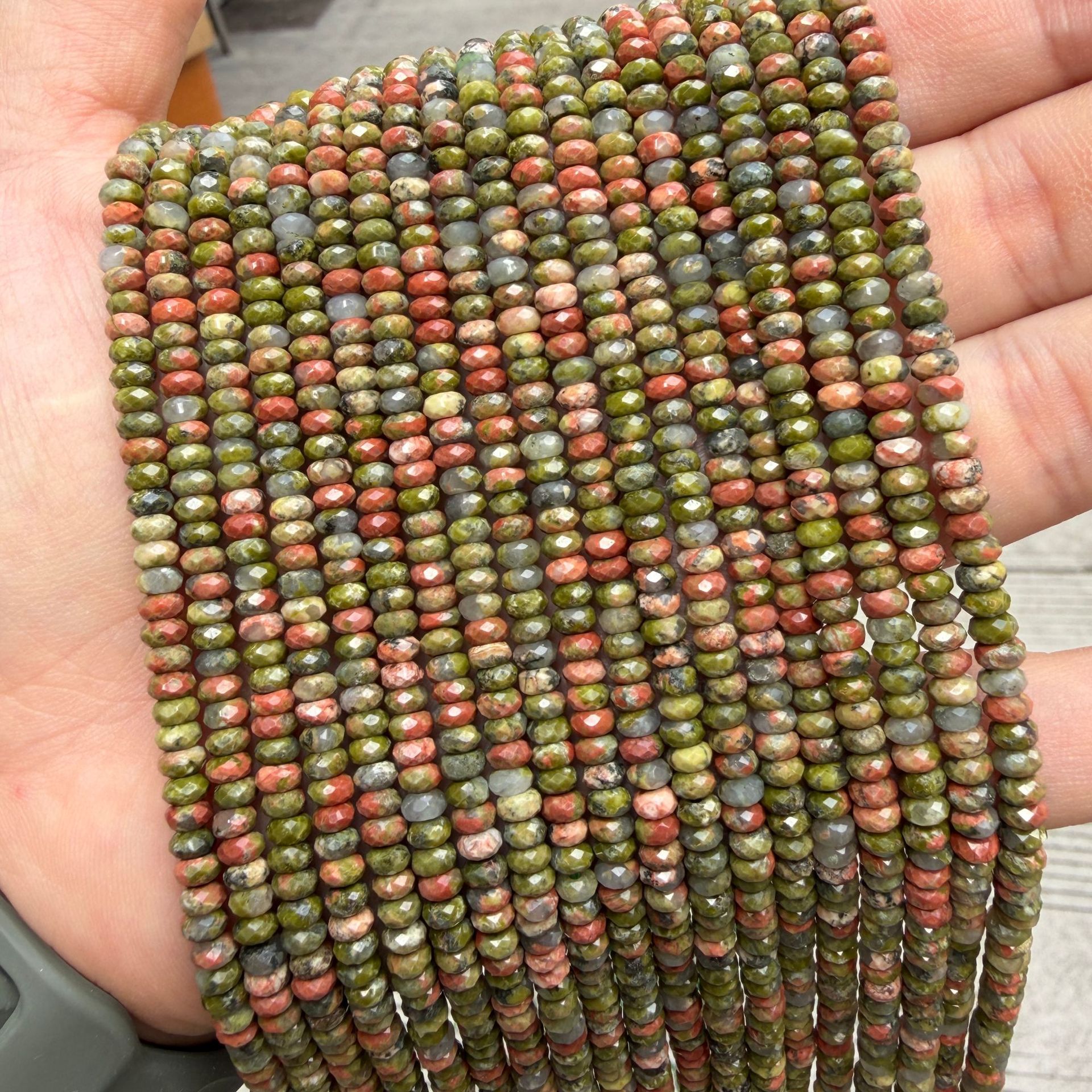 Floral green stone 2x4mm