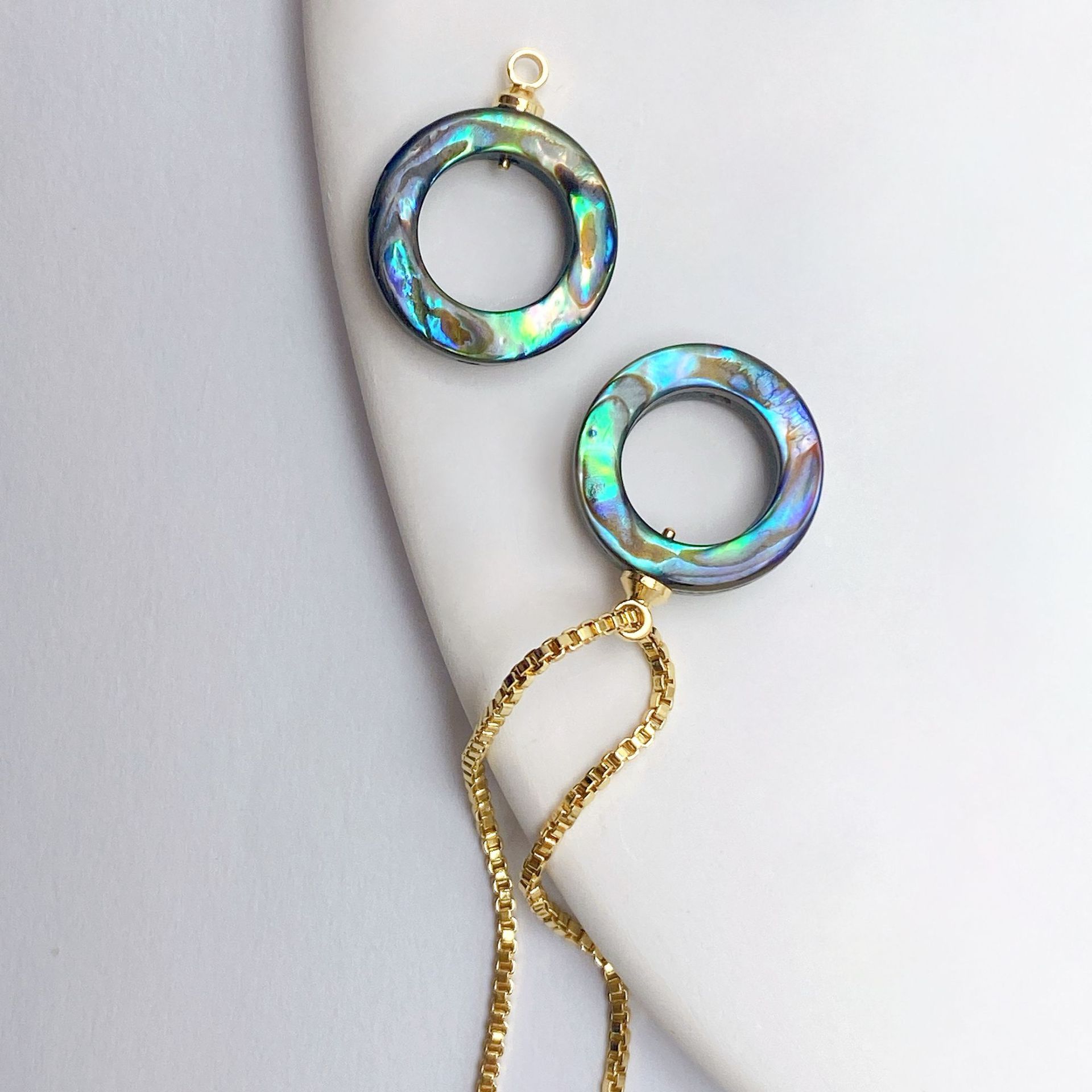 Ring shape Pendant with chain in the picture