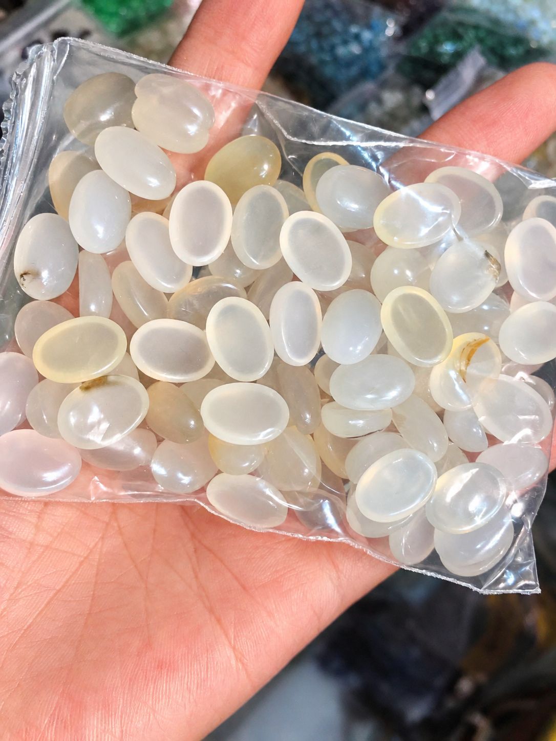 18:White agate