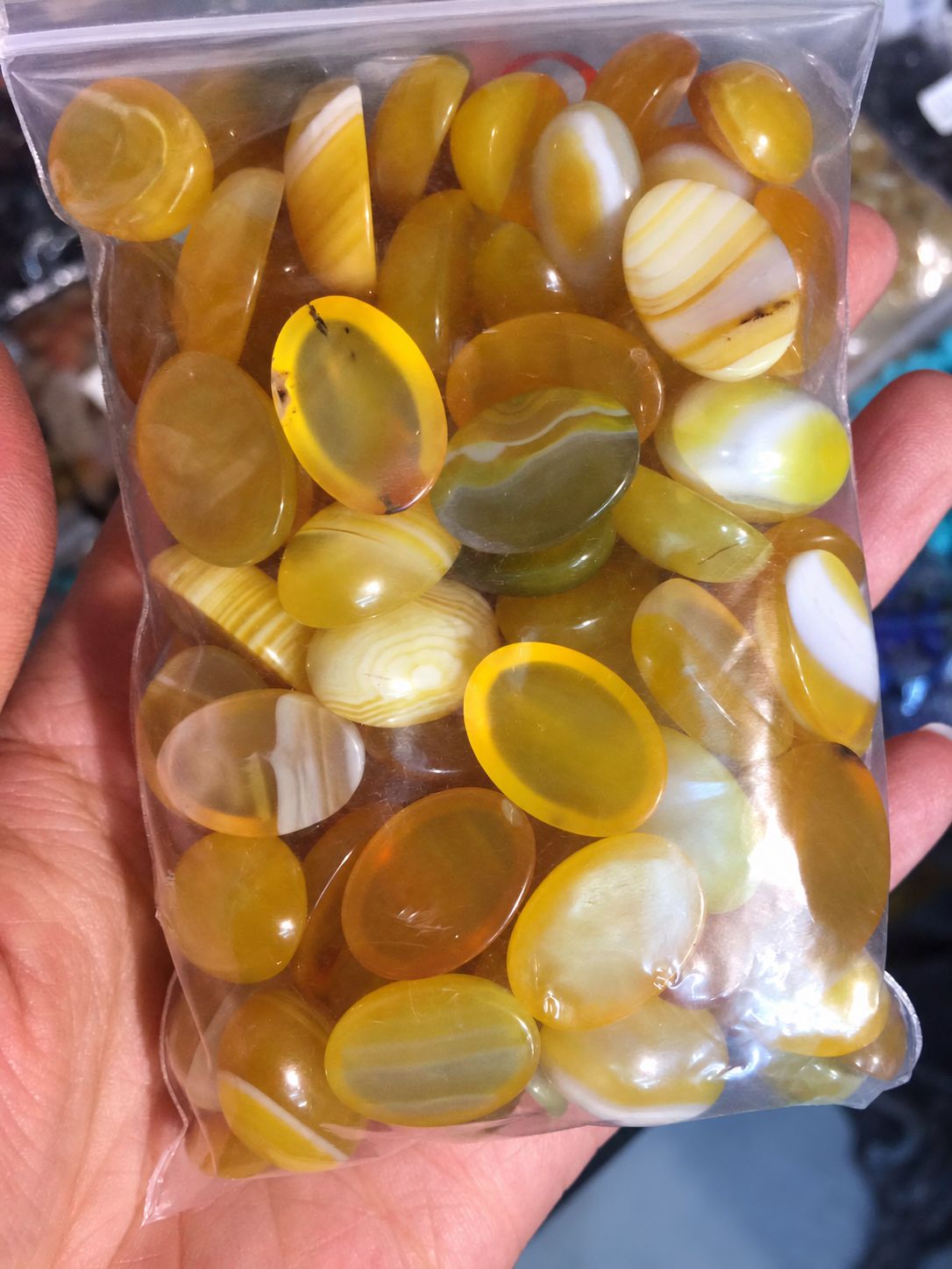 27:Yellow striped agate