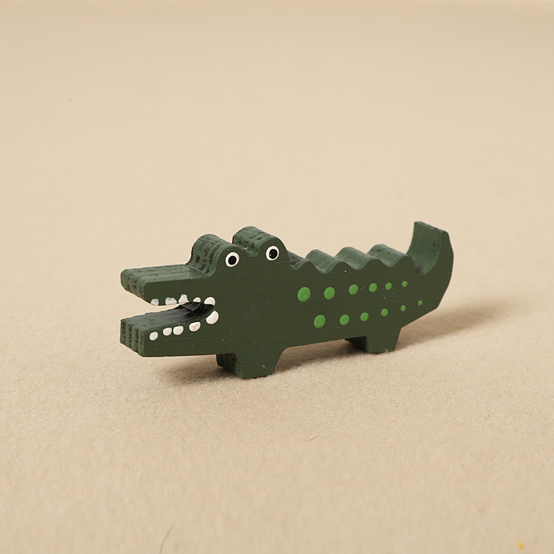 Wood carving small crocodile-ornament style