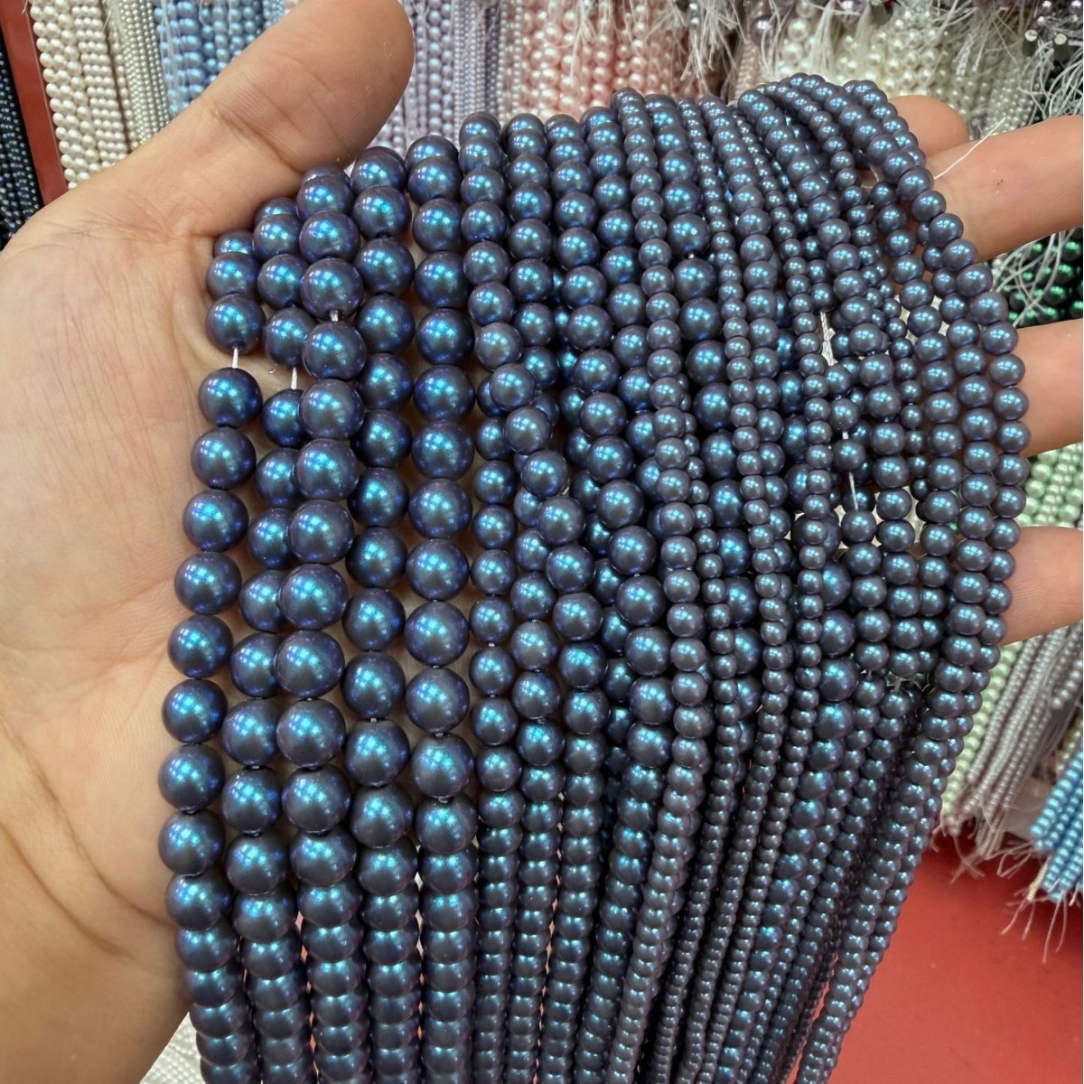 37:7A high-quality imitation Swarovski pearls (dark blue)