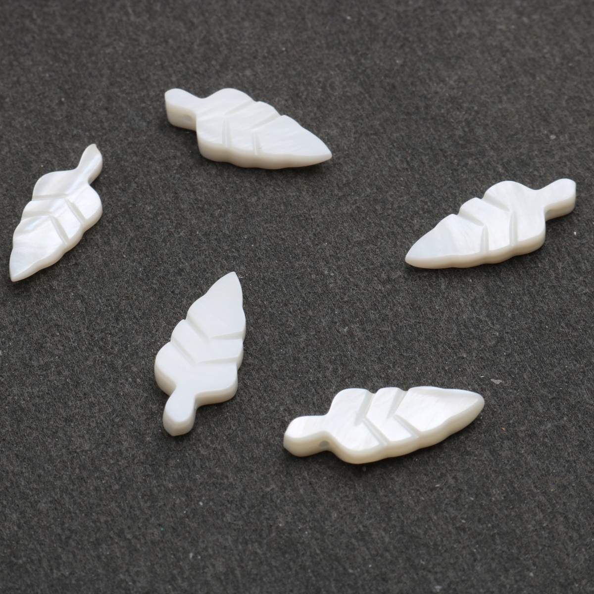1:White leaves 21*8.8*3.1mm
