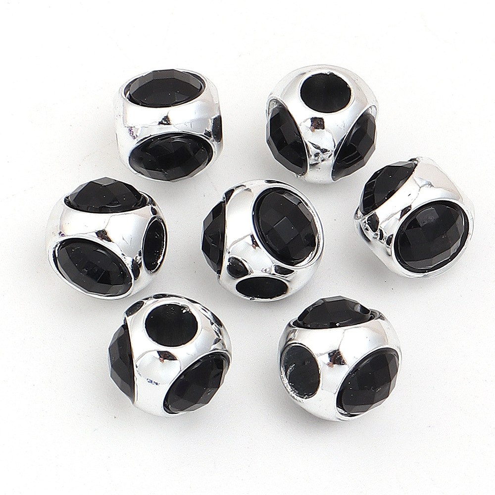 24:Black three-sided diamond setting