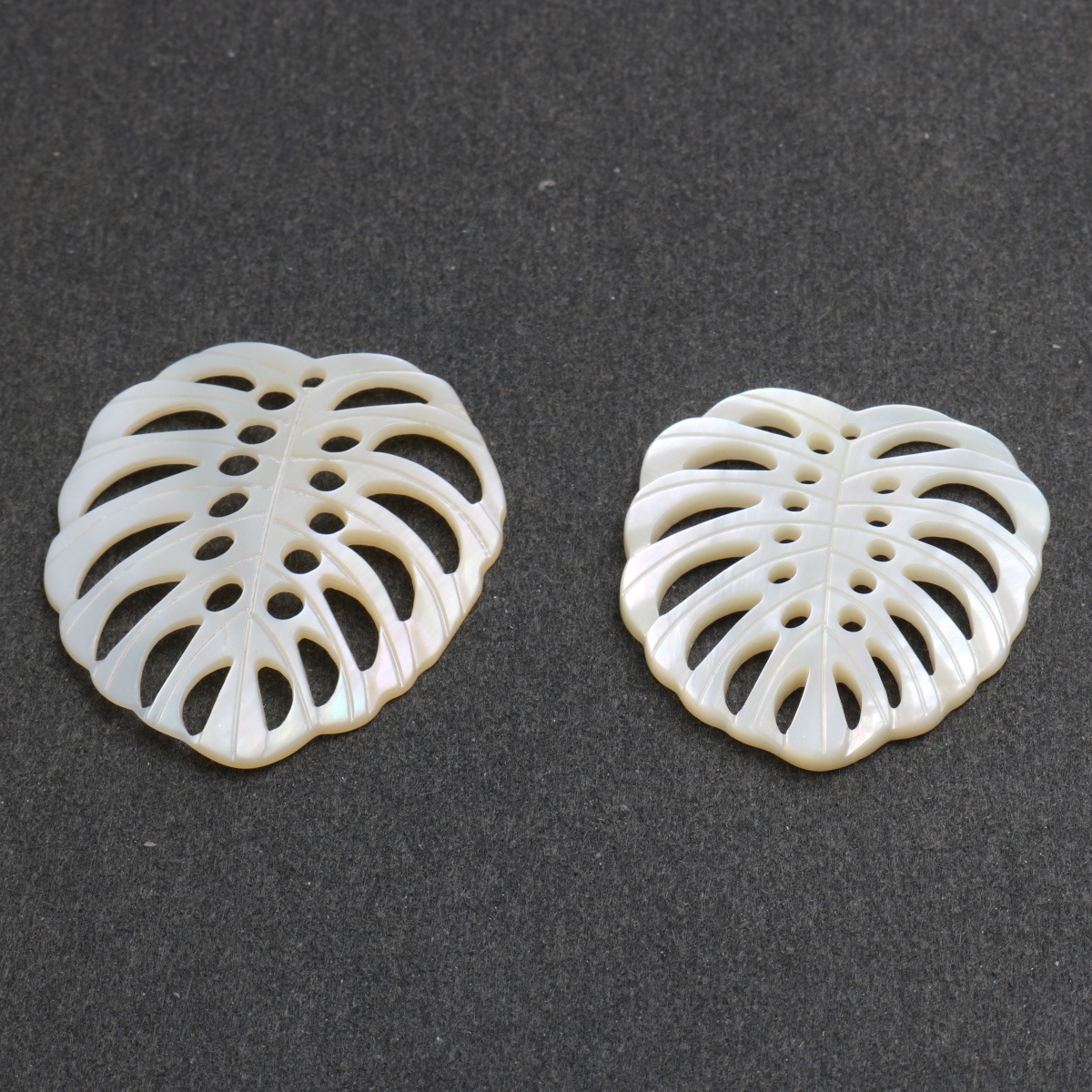 1:White leaves 42*38mm