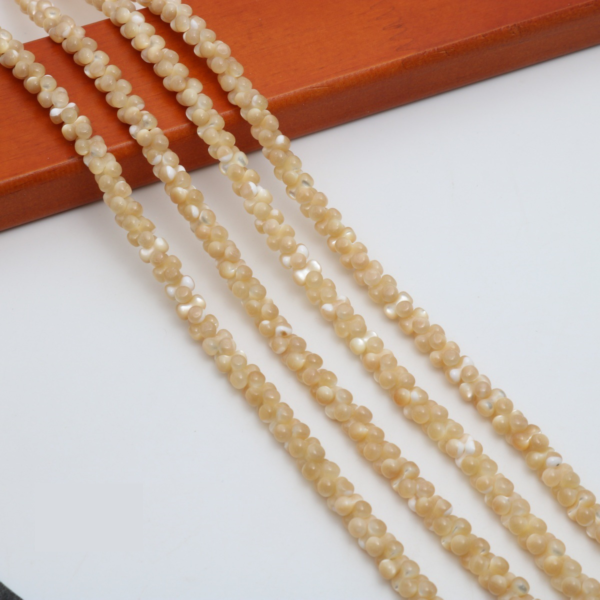 Peanut 3x6mm natural color